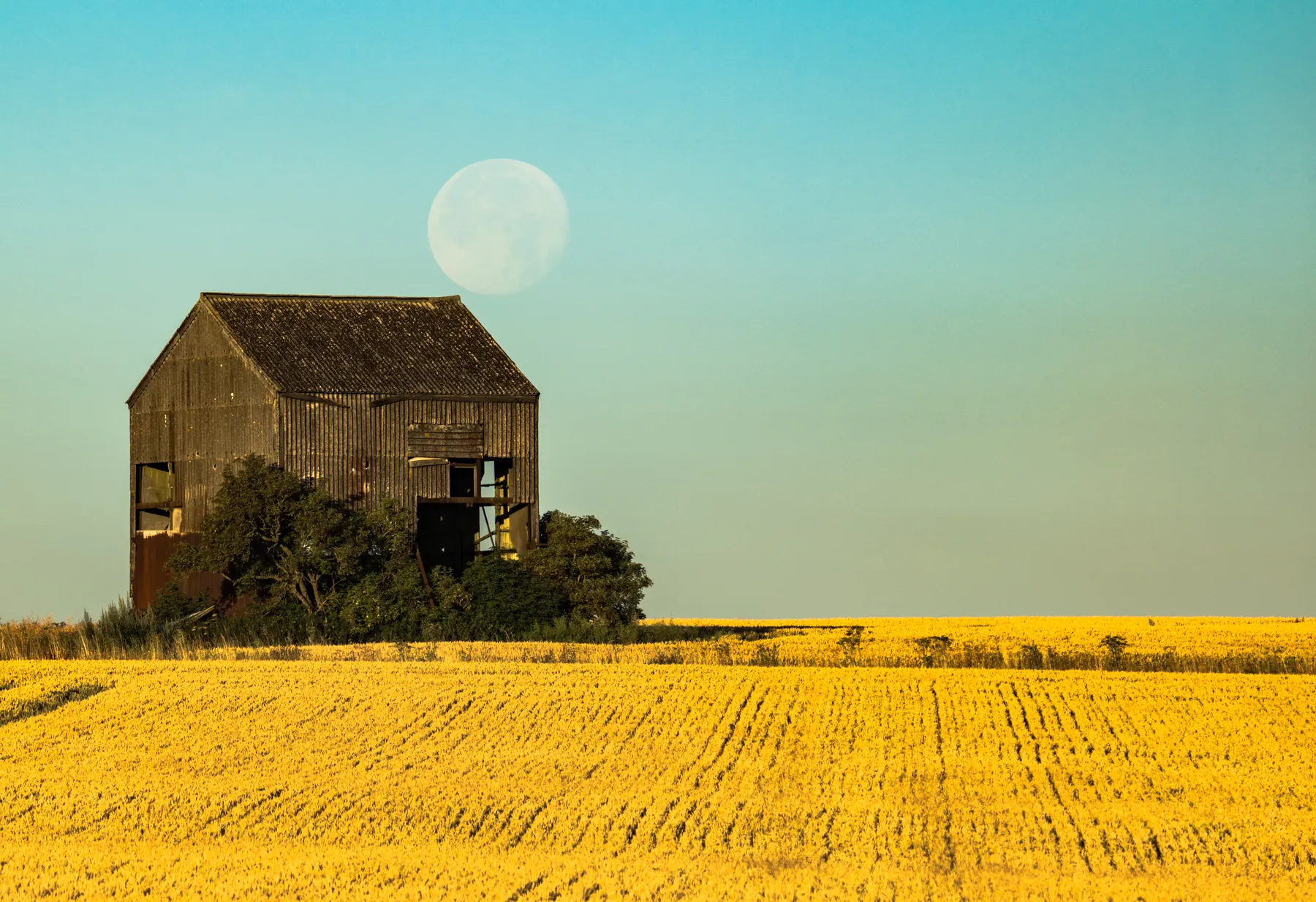 Moon setting timelapse behind the Detling Barn aka WW2 RAF training facility